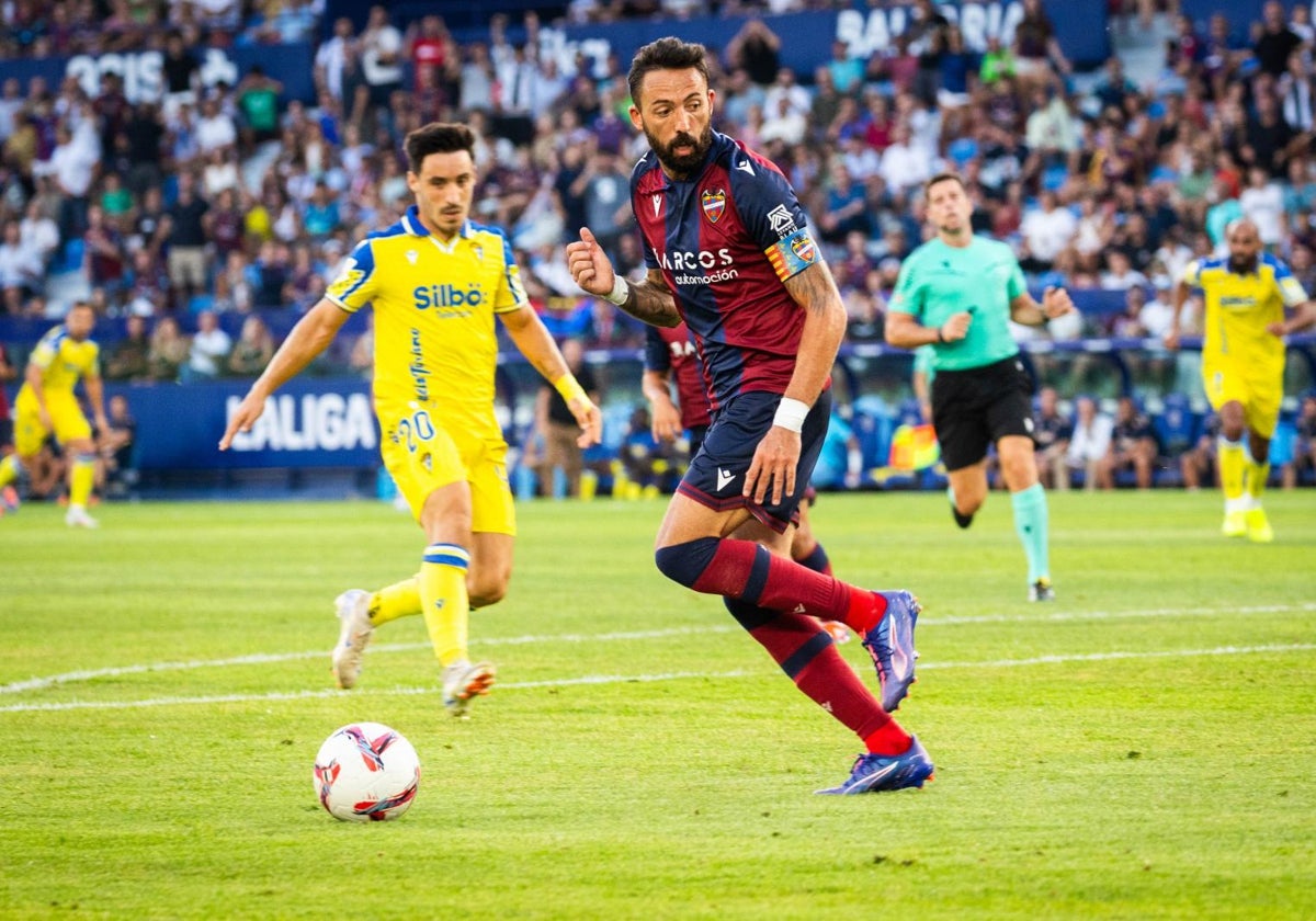 Morales, durante el partido frente al Cádiz con el brazalete de capitán.