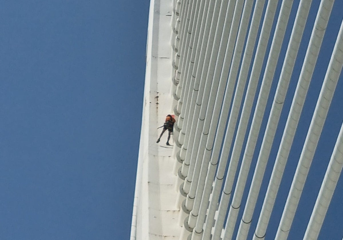 Uno de los alpinistas, en el puente este martes.