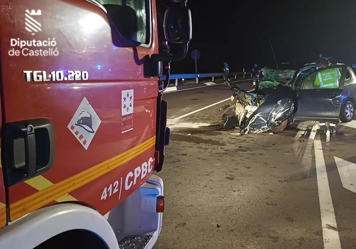 Fallece un conductor al colisionar con un camión en la AP-7 en Alcalà de Xivert 