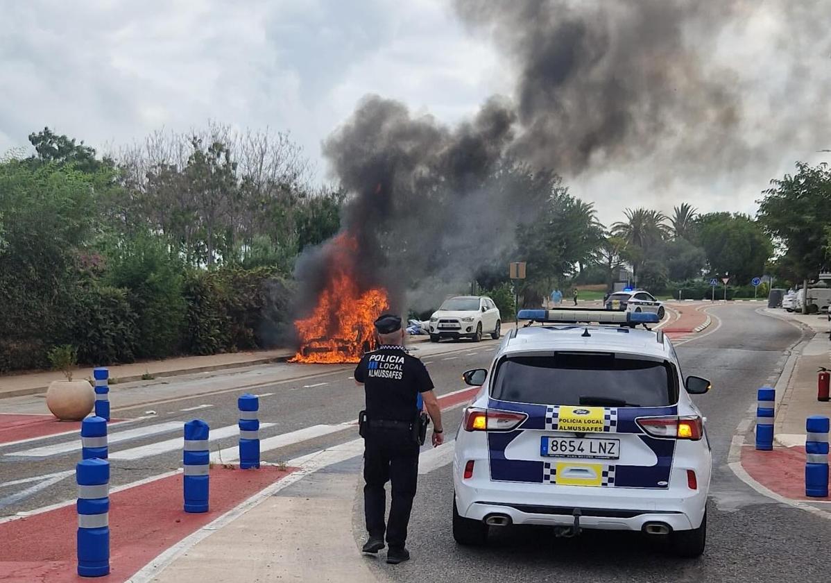 El coche arde en la ronda Antoni Ludeña.