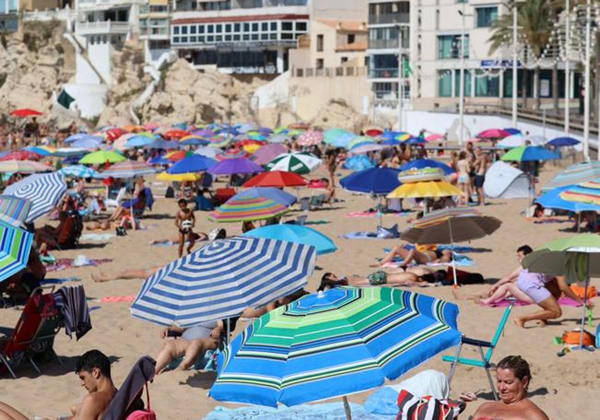 Una playa repleta de turistas.