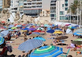 Una playa repleta de turistas.