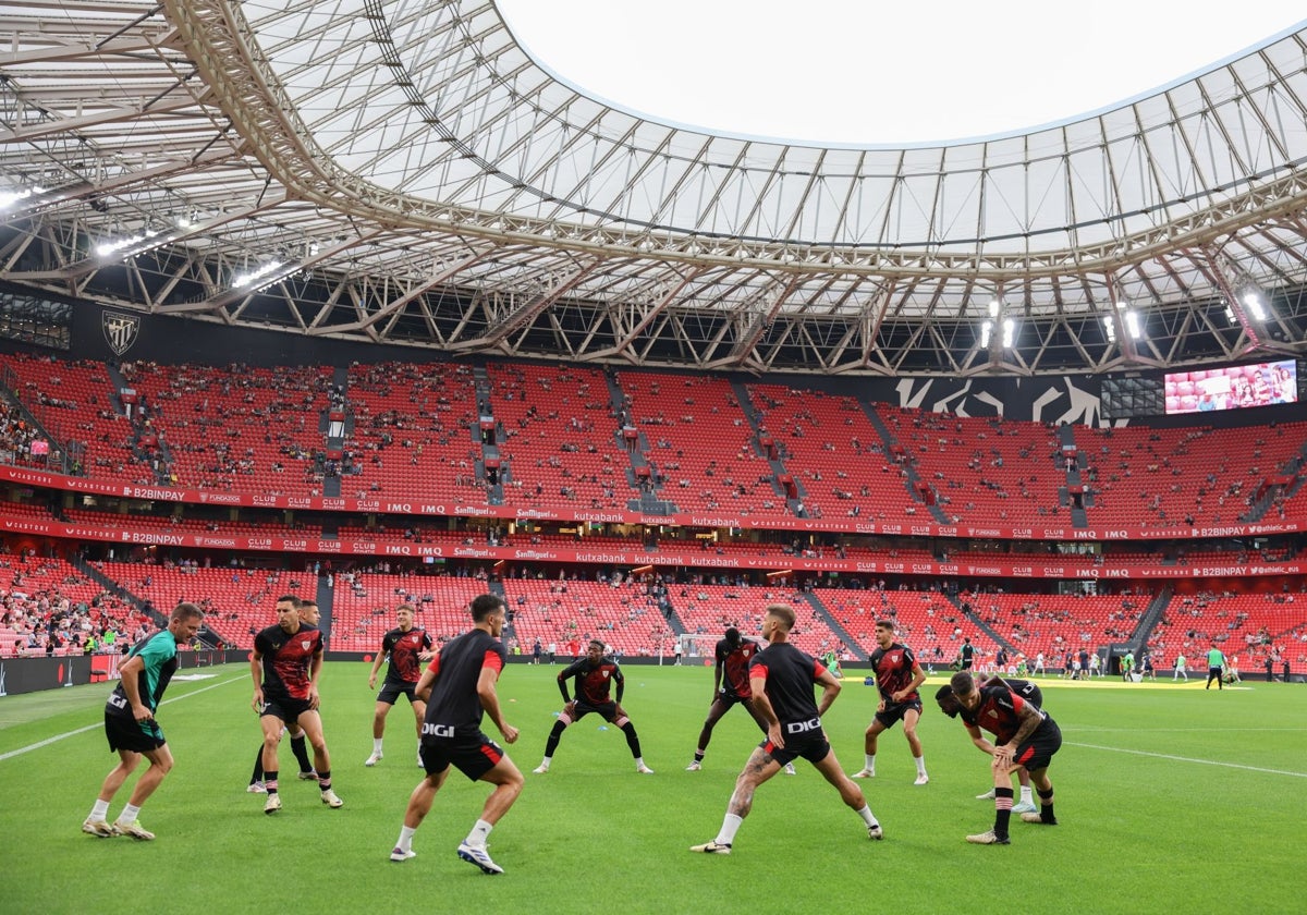 El Athletic, durante el calentamiento previo al partido contra el Valencia.