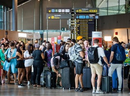 Pasajeros en el aeropuerto de Manises.