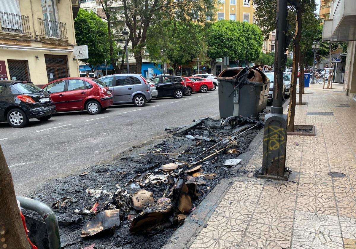 El fuego quemó los contenedores y afectó a los vehículos cercanos.