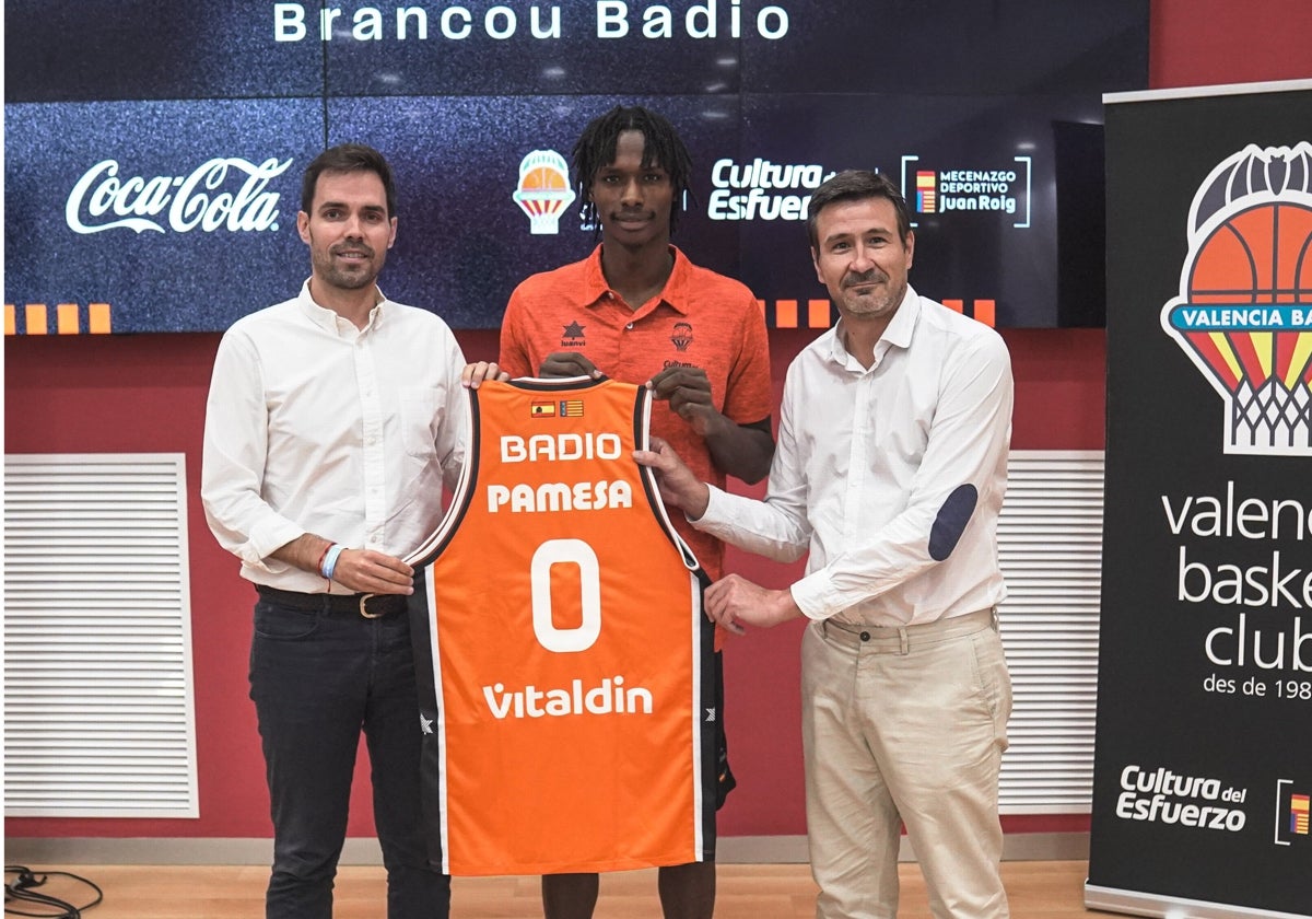 Badio, con la nueva camiseta del Valencia Basket.