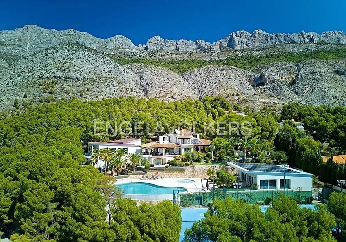 Imagen principal - Así es la vivienda de lujo más cara de la Comunitat: 1802 metros cuadrados con piscina, cine y tenis