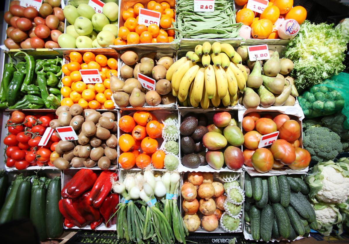 Expositor de fruta y verdura en un mercado, en una imagen de archivo.