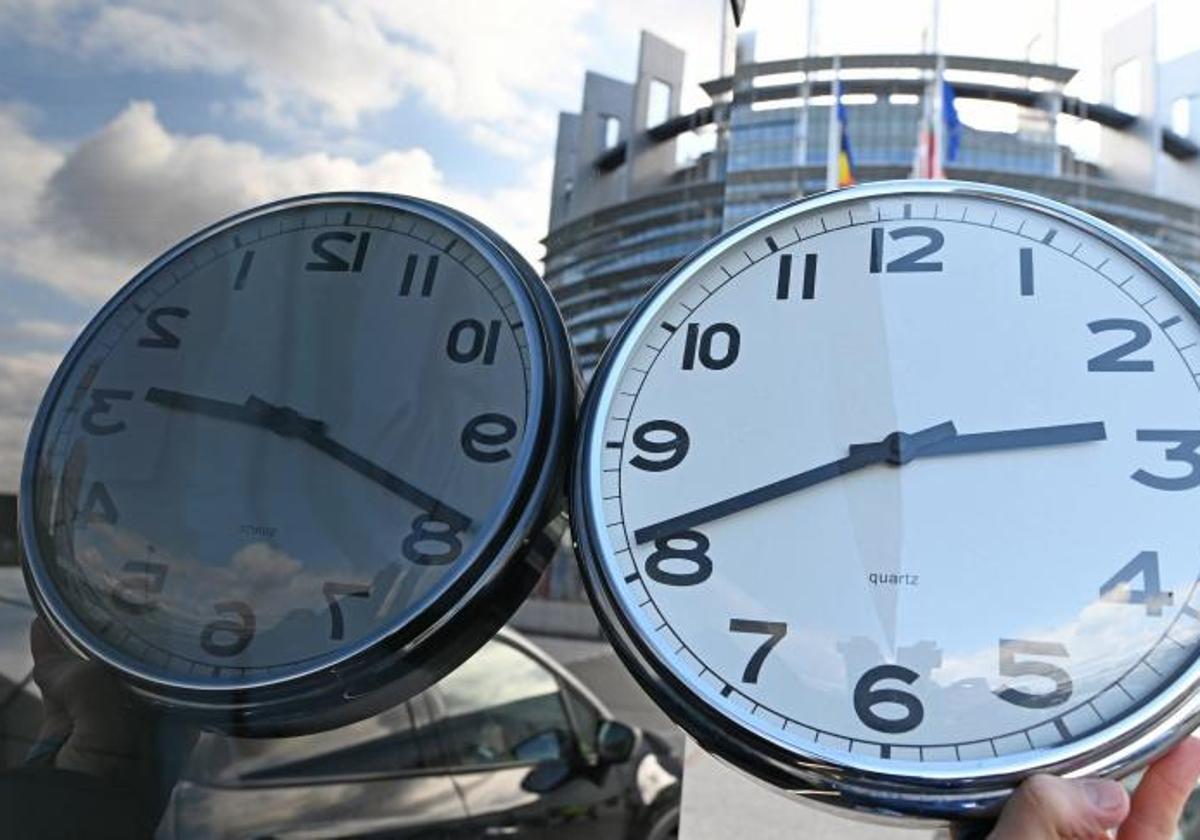 Un reloj, junto al Parlamento Europeo, en Estrasburgo. .