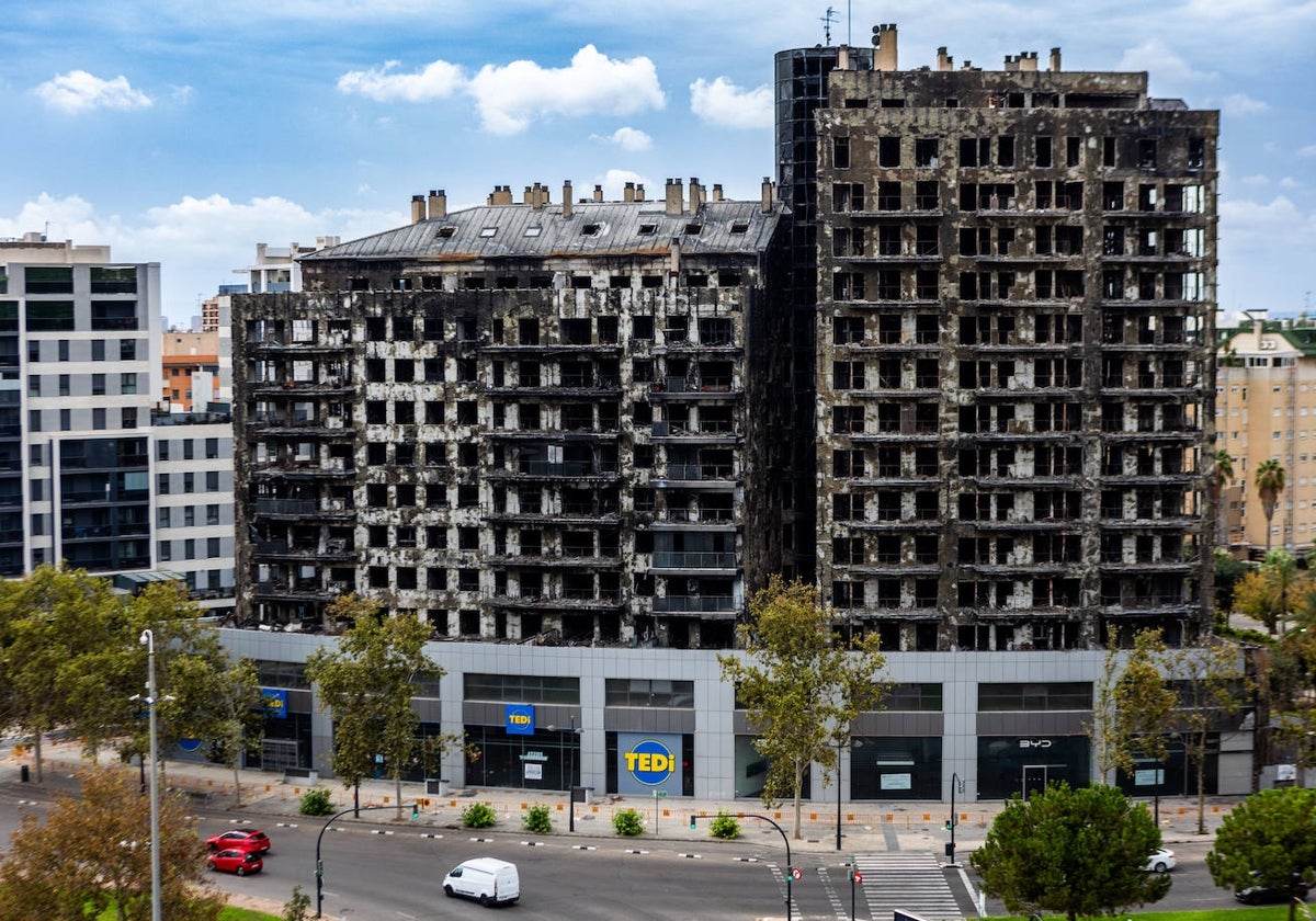 Aspecto que presentaba ayer el edificio siniestrado, con vallas que delimitan el espacio de trabajo.