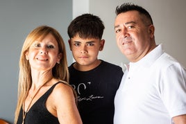 Darío, con mirada de determinación, entre sus padres Noelia y Jaime.