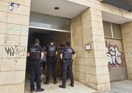 La Policía interviene en un edificio de Valencia con okupas, en una imagen de archivo.