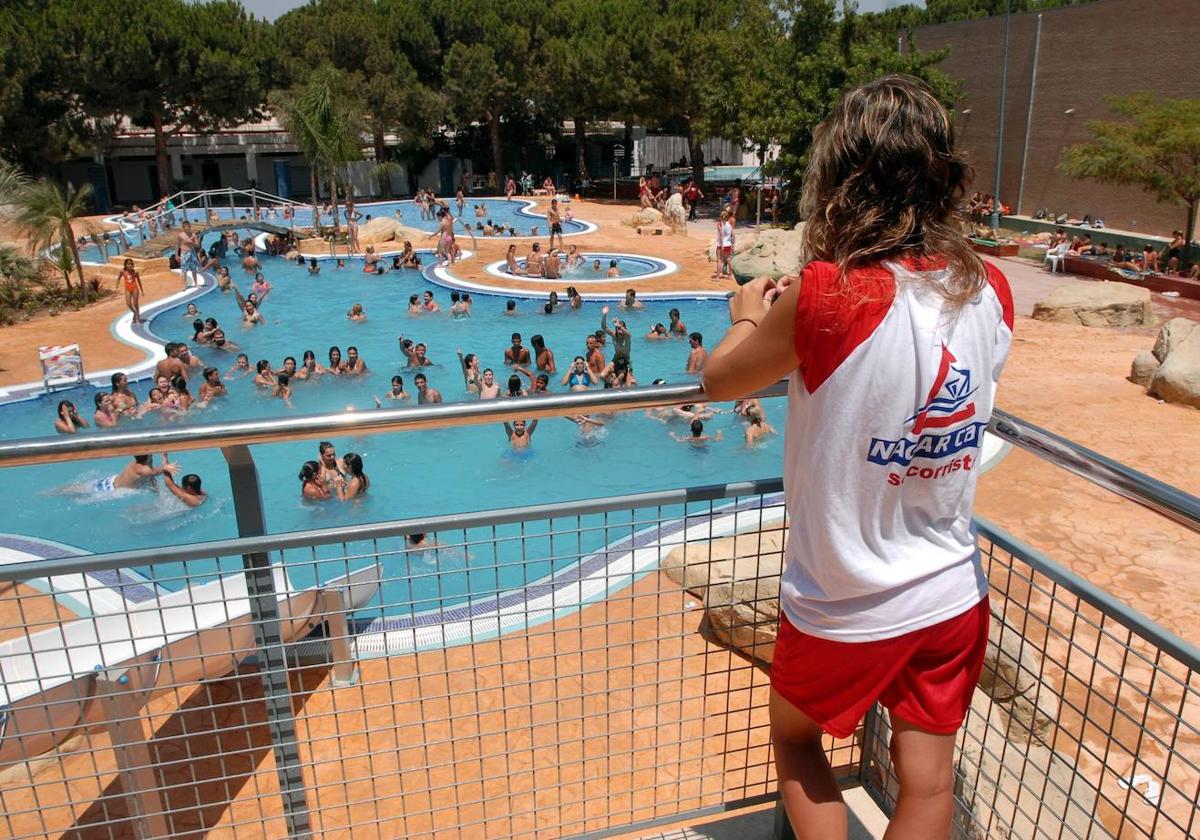 Detenidos unos padres por dejar solo a su hijo de siete años a punto de ahogarse en una piscina en Alicante 