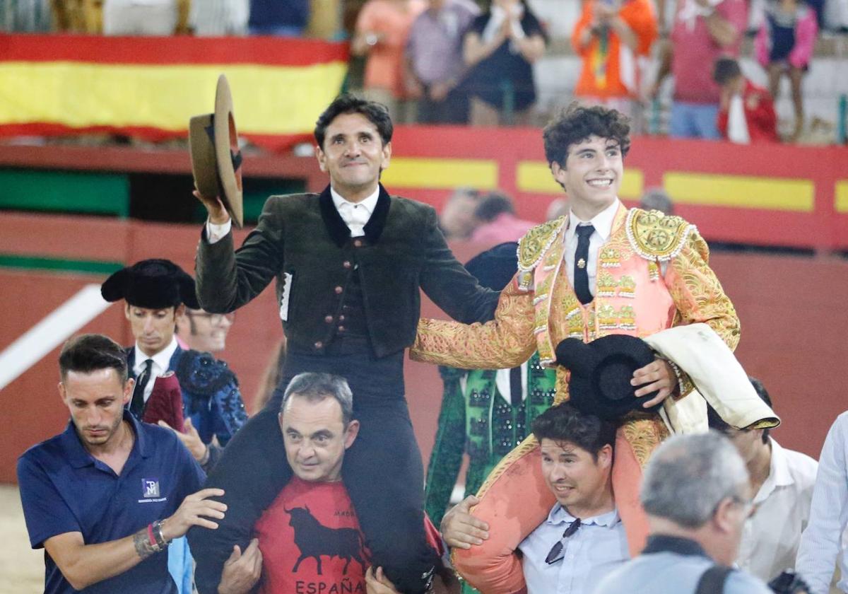 Ventura y Bruno Gimeno, a hombros tras la corrida.