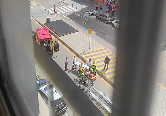 Un instante del rescate de la mujer por los bomberos, el sábado, en el edificio de la calle Jerónimo Monsoriu donde se produjo la agresión.