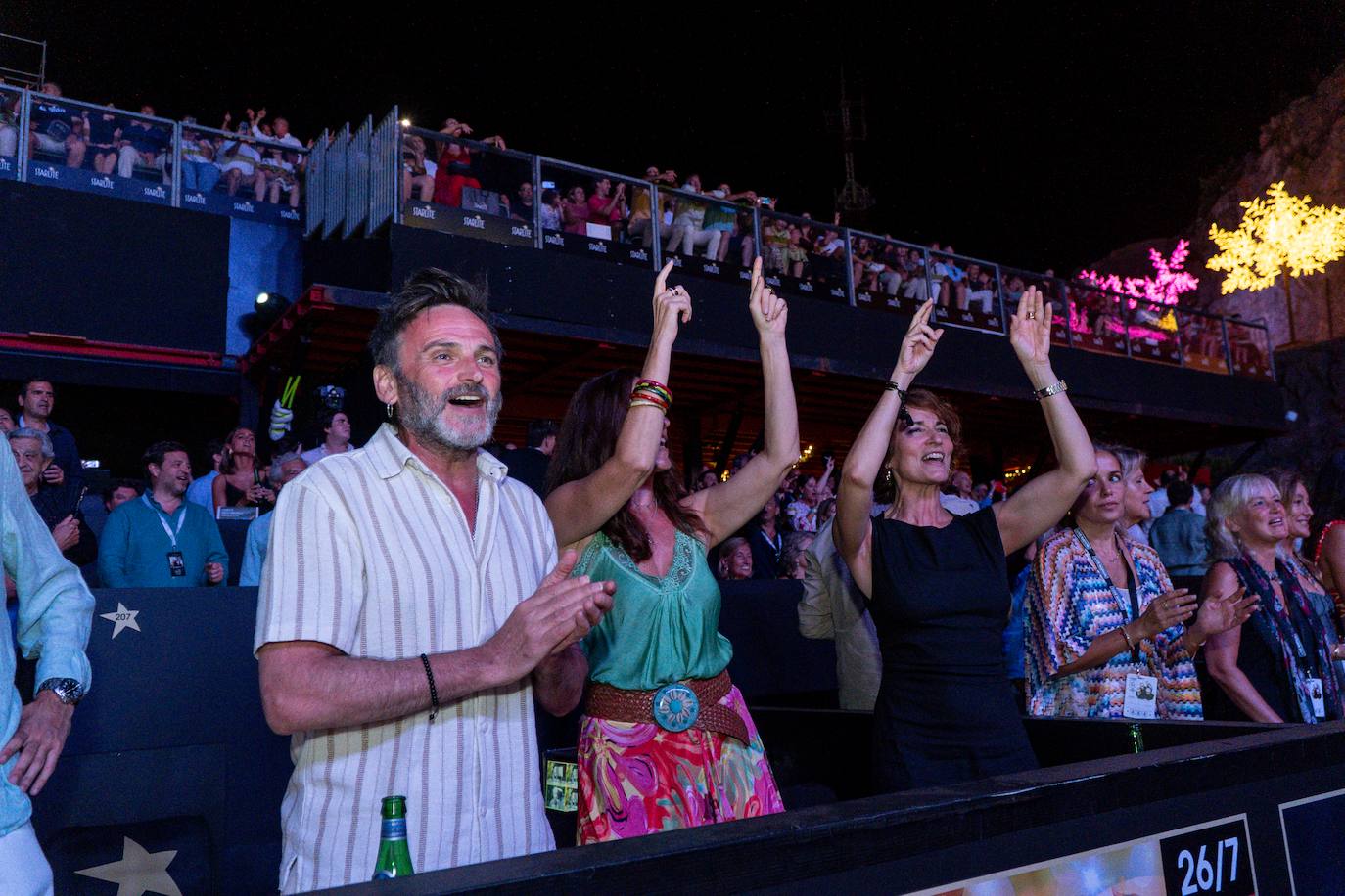 Imagen secundaria 1 - El concierto congregó a famosos en Marbella.