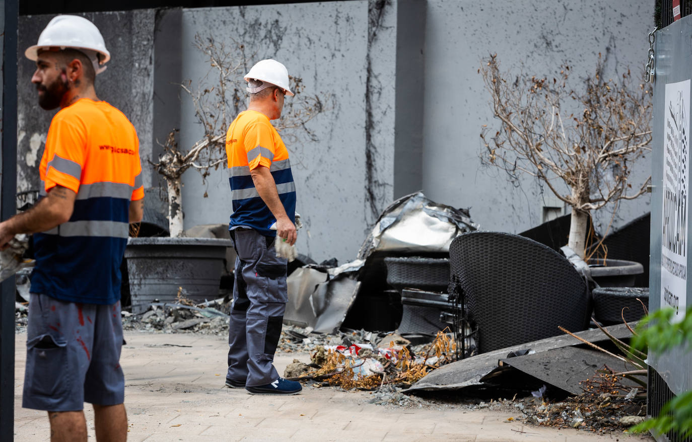 Comienzan los trabajos de desescombro del edificio incendiado de Campanar