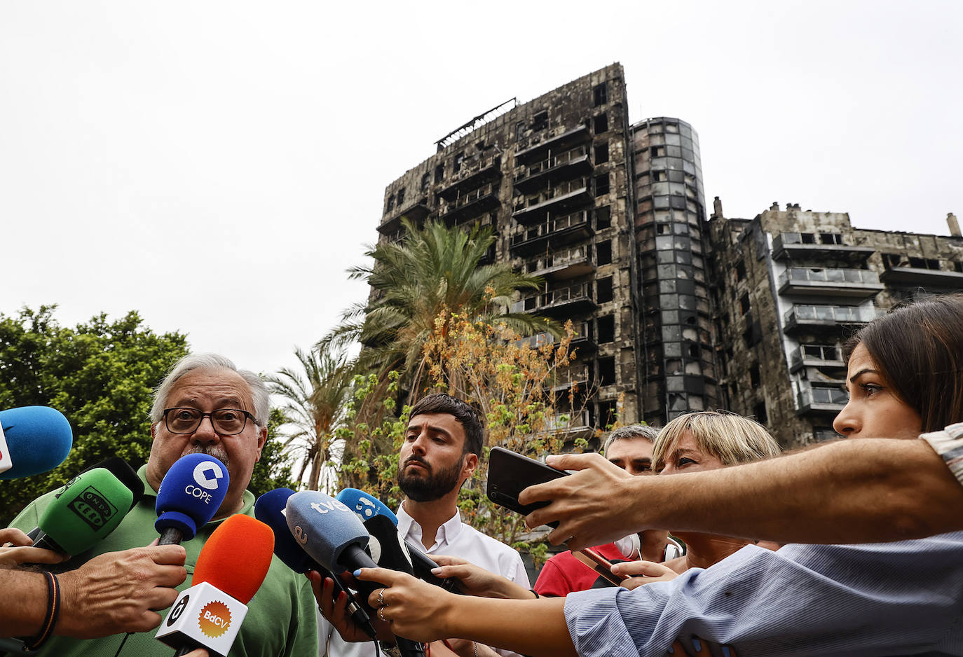 Comienzan los trabajos de desescombro del edificio incendiado de Campanar