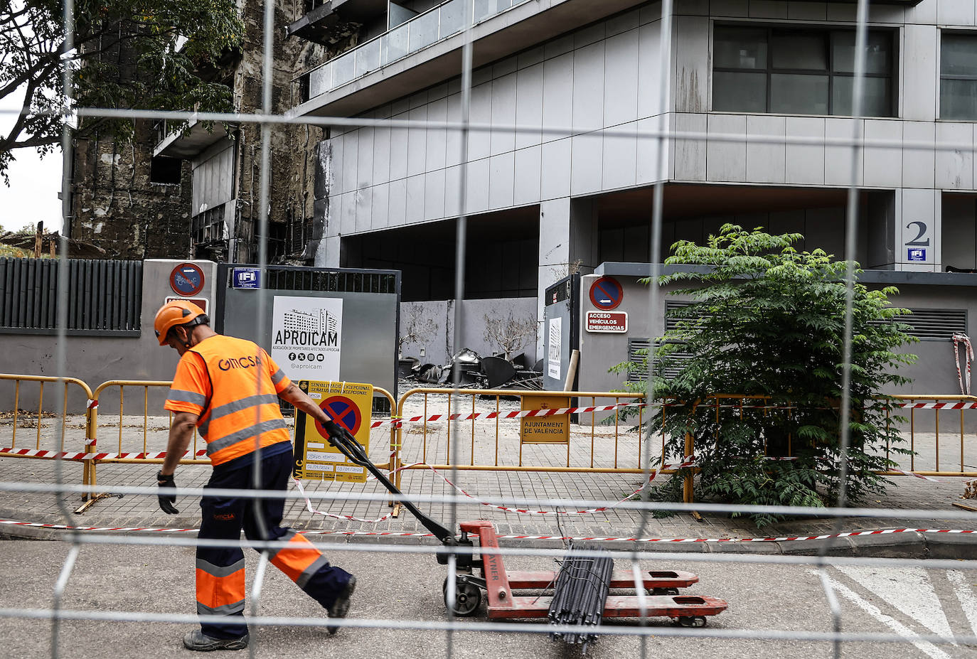 Comienzan los trabajos de desescombro del edificio incendiado de Campanar