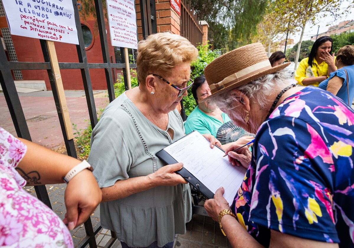 Los vecinos de Orriols recogen firmas contra el cierre de la piscina municipal 