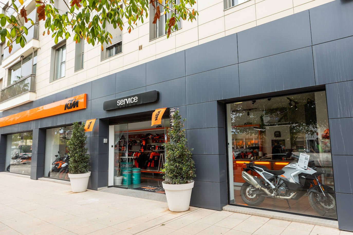 Fotos del atraco en la tienda KTM en Valencia