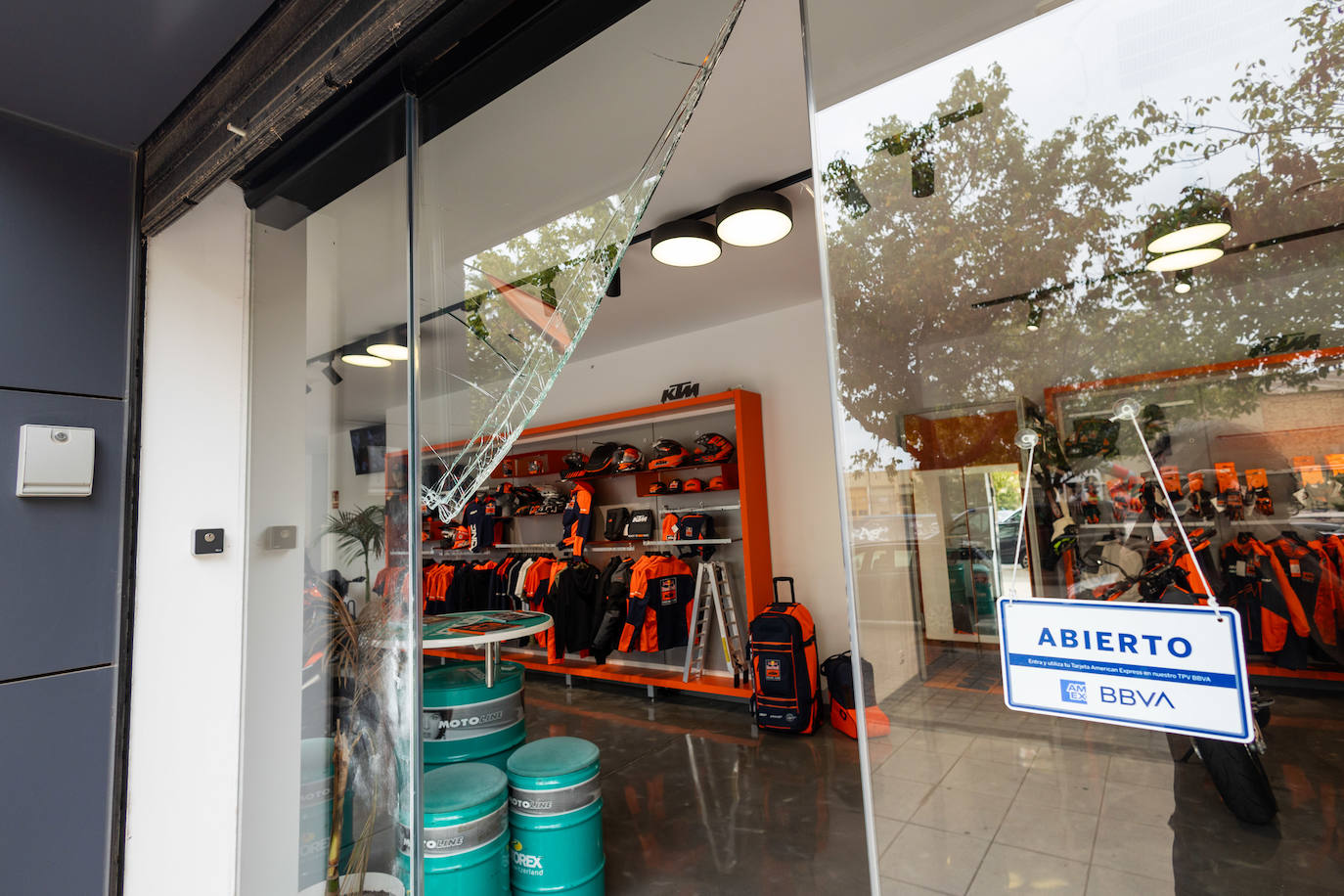 Fotos del atraco en la tienda KTM en Valencia