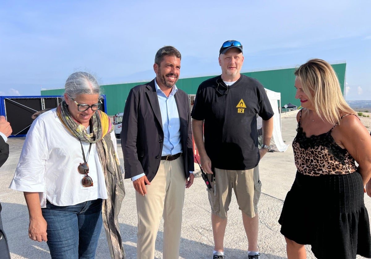 El presidente de la Generalitat, Carlos Mazón, en su visita a los estudios de la Ciudad de la Luz donde se rueda 'The Walking Deas: Daryl Dixon'.