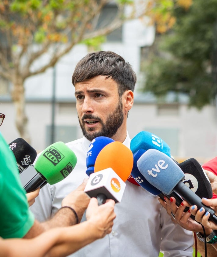 Imagen secundaria 2 - Inicio tareas en el edificio de Campanar y atención a los medios por parte de Aproicam.