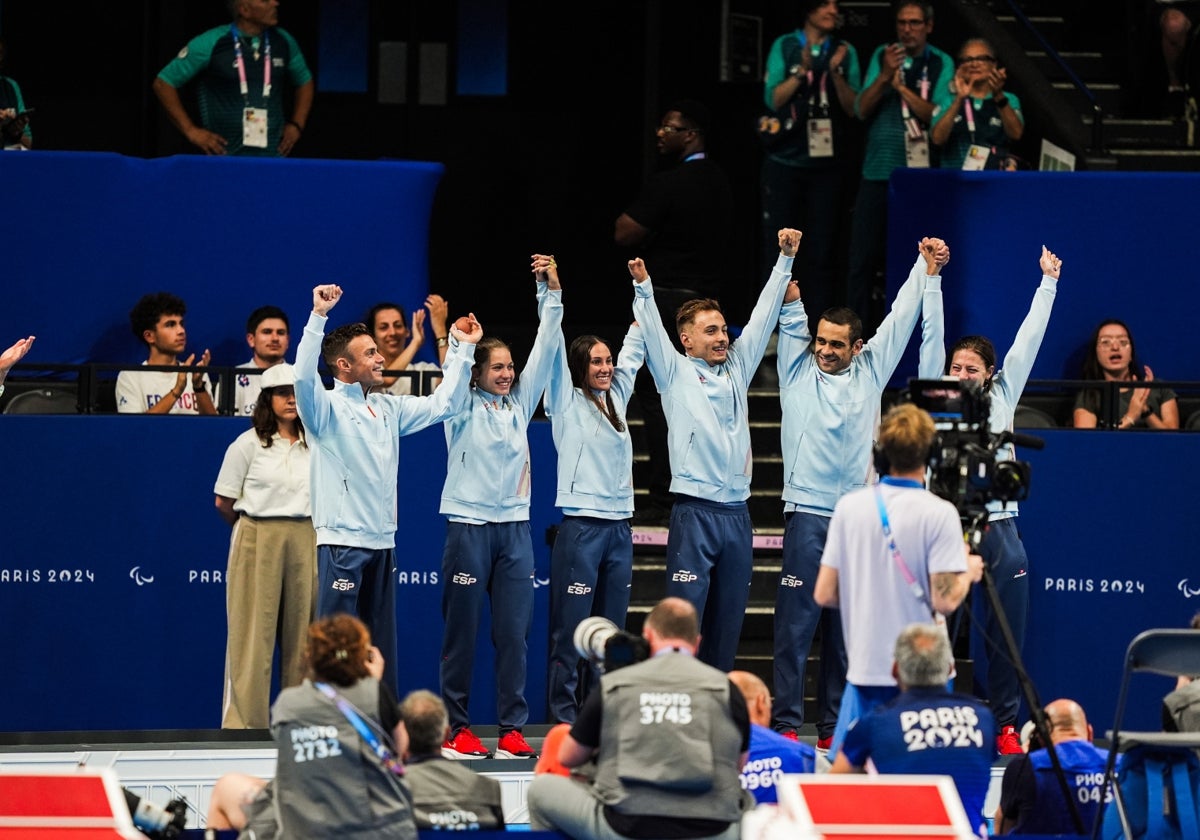 El equipo de relevos mixto celebra el bronce ganado en París.