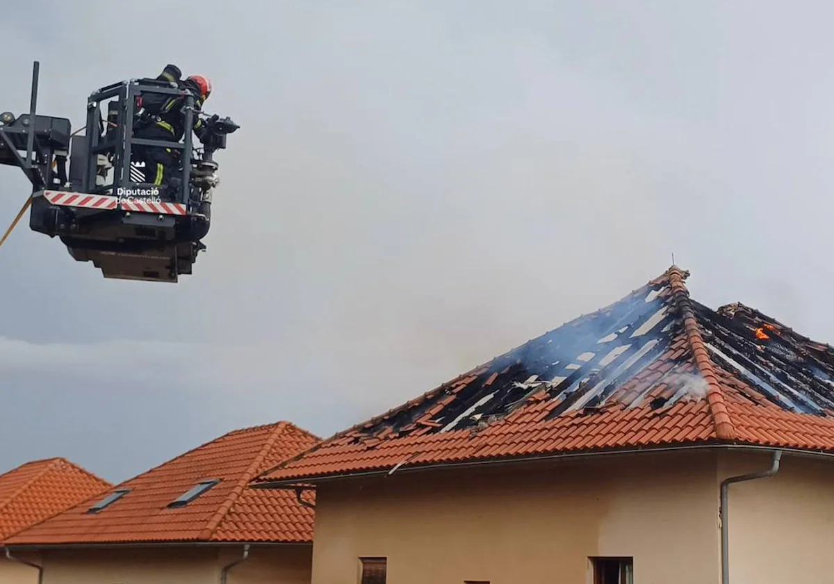 Un rayo, posible causa del incendio de una vivienda en la Vall d’Uixó 