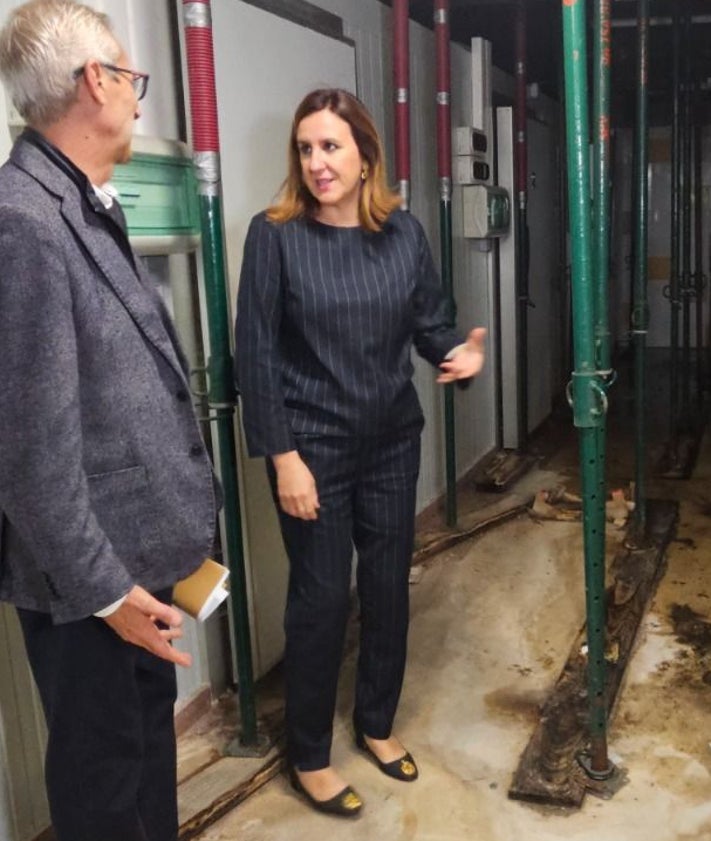 Imagen secundaria 2 - Visita al mercado de Rojas Clemente con la primera fase de rehabilitación concluida e imagen de Catalá y Santiago Ballester con los puntales que soportaban la carga del primer piso, en enero.