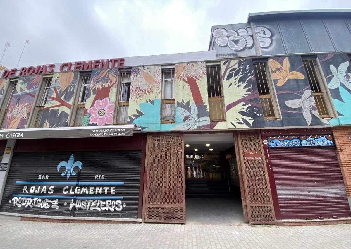 Imagen secundaria 1 - Visita al mercado de Rojas Clemente con la primera fase de rehabilitación concluida e imagen de Catalá y Santiago Ballester con los puntales que soportaban la carga del primer piso, en enero.