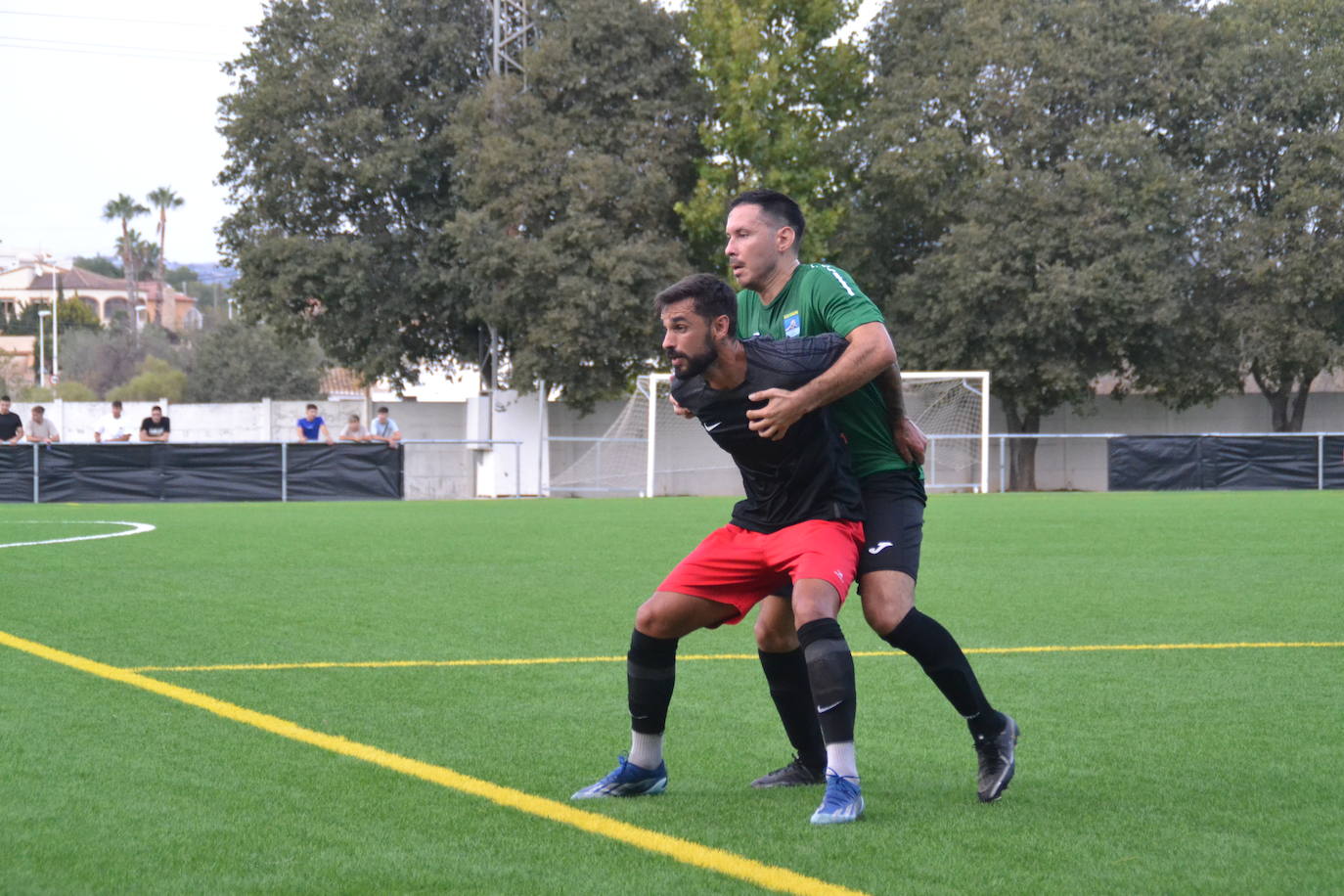 Un momento del encuentro entre la UD Calpe y el CF La Nucía.