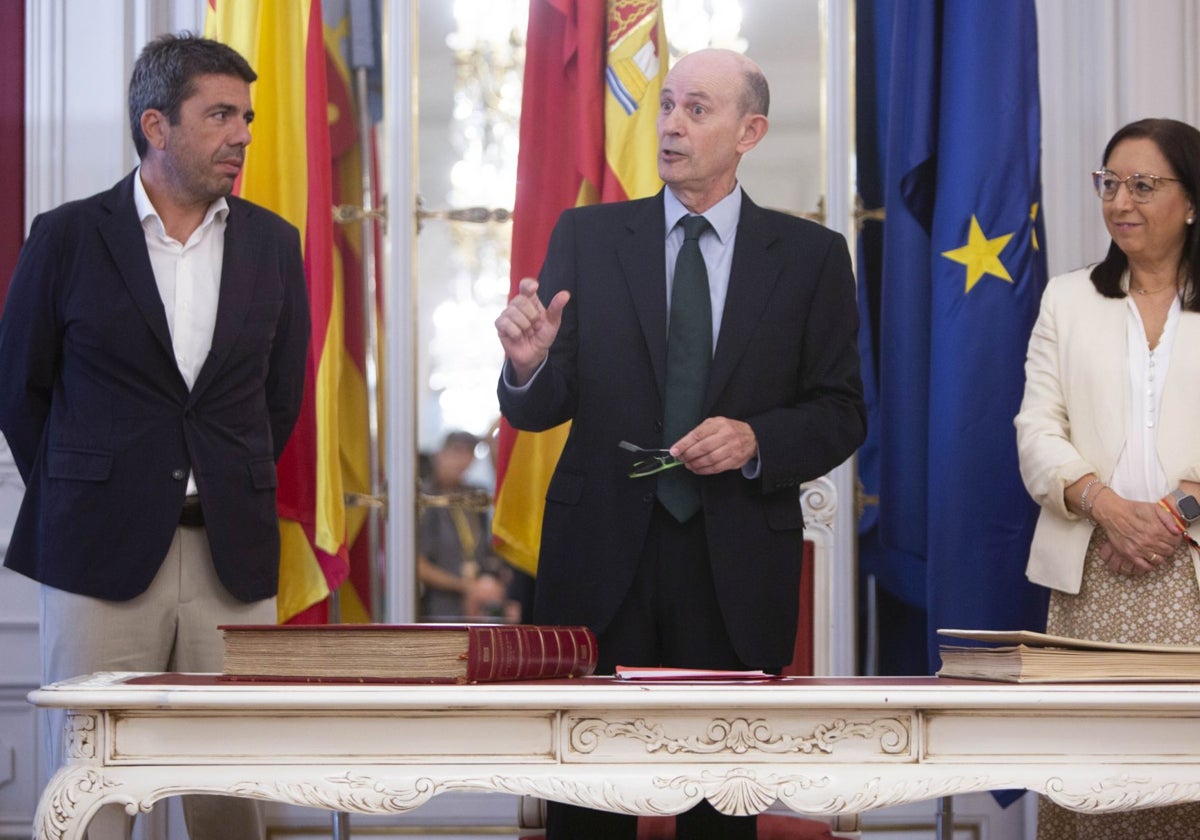 Eduardo Beut, en su toma de posesión junto a Mazón y Llanos Massó.