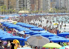 Playa completamente llena en Benidorm.