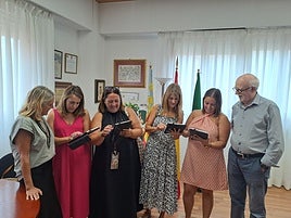 Un momento de la entrega del material.