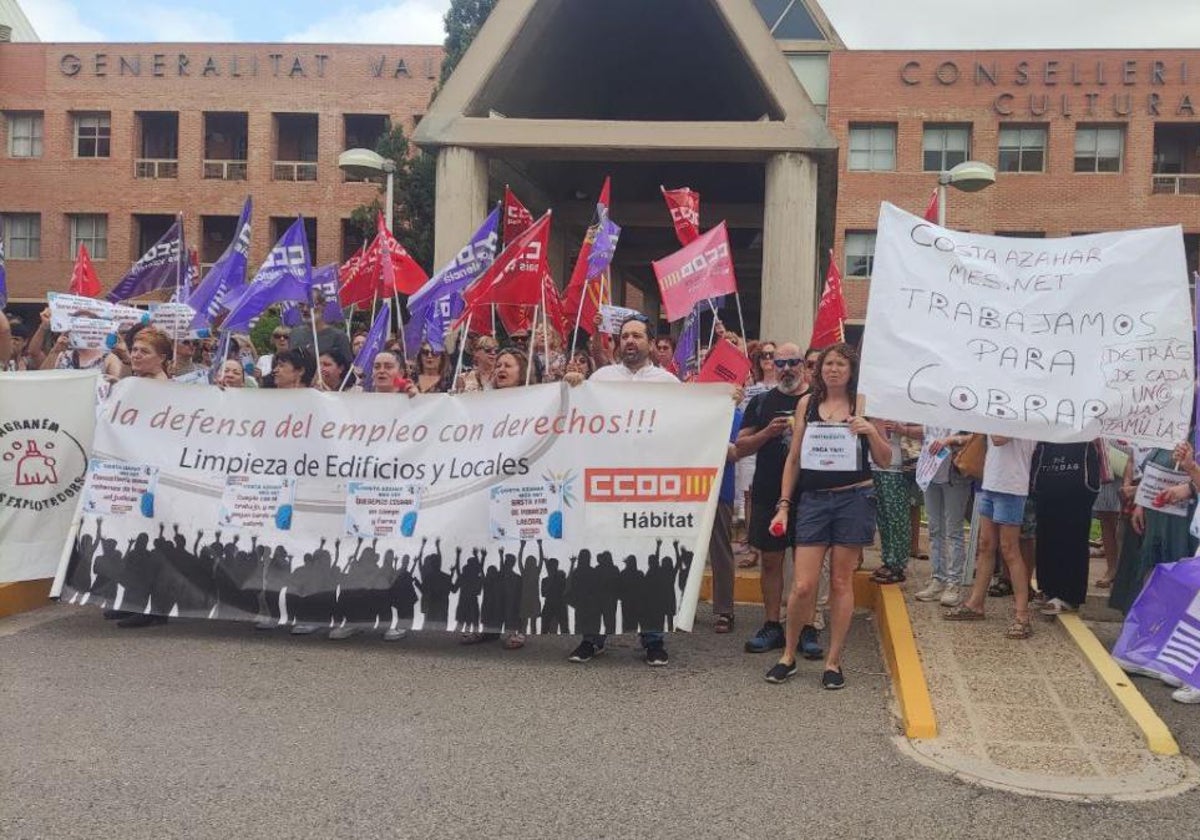 Protesta por los impagos de la empresa, en la sede de la Conselleria de Educación.