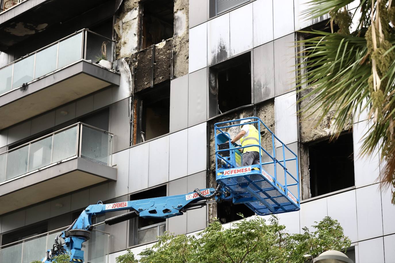 Fotos de las labores de desescombro del edificio incendiado en Campanar