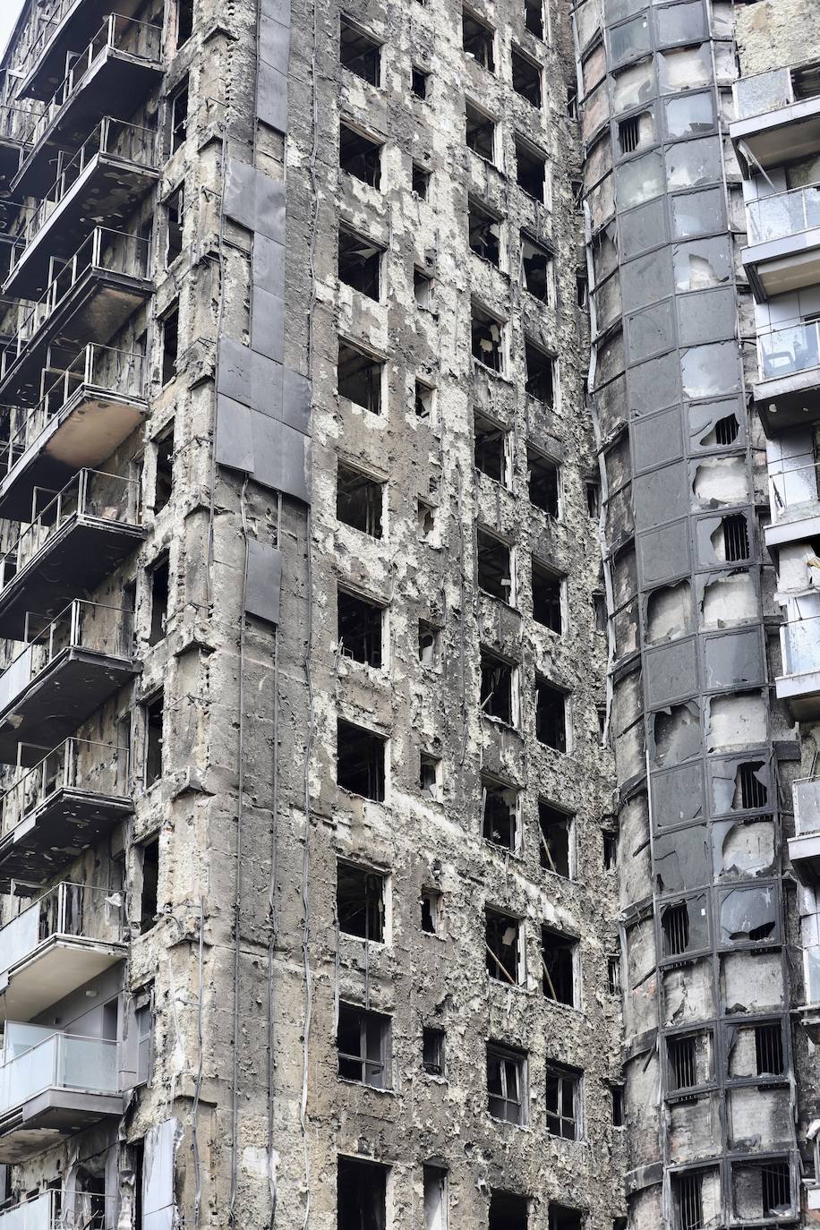 Fotos de las labores de desescombro del edificio incendiado en Campanar