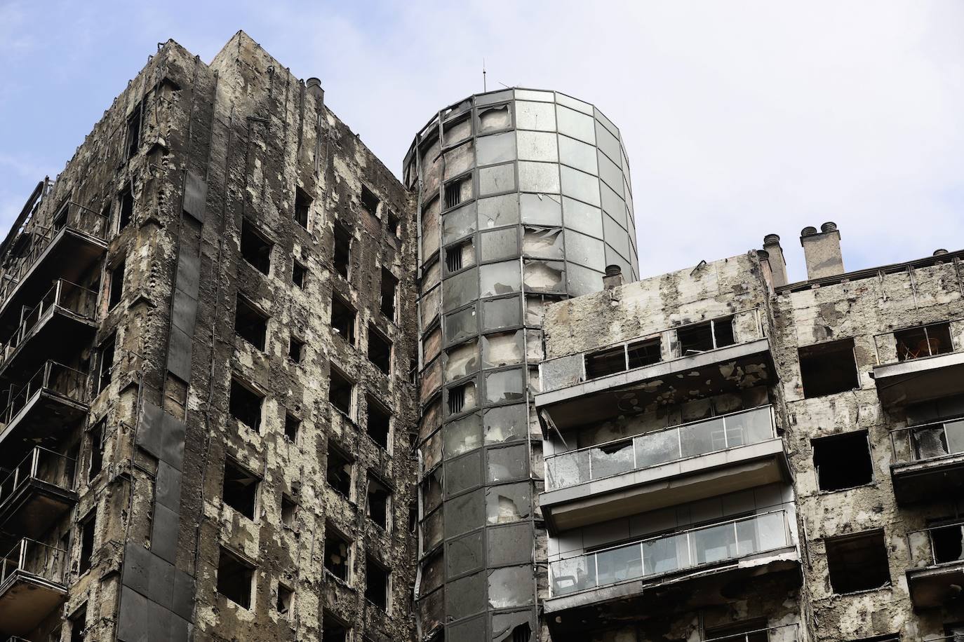 Fotos de las labores de desescombro del edificio incendiado en Campanar