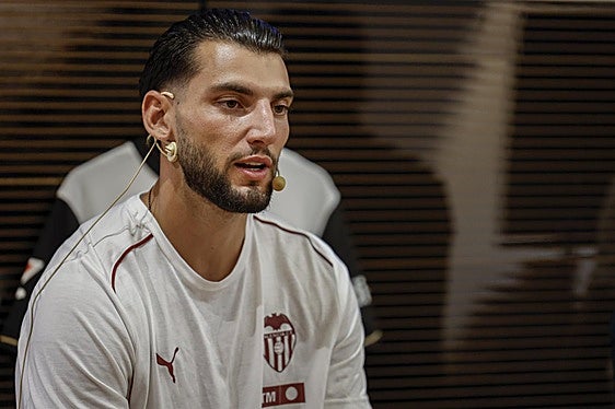 Rafa Mir, en su presentación con el Valencia.