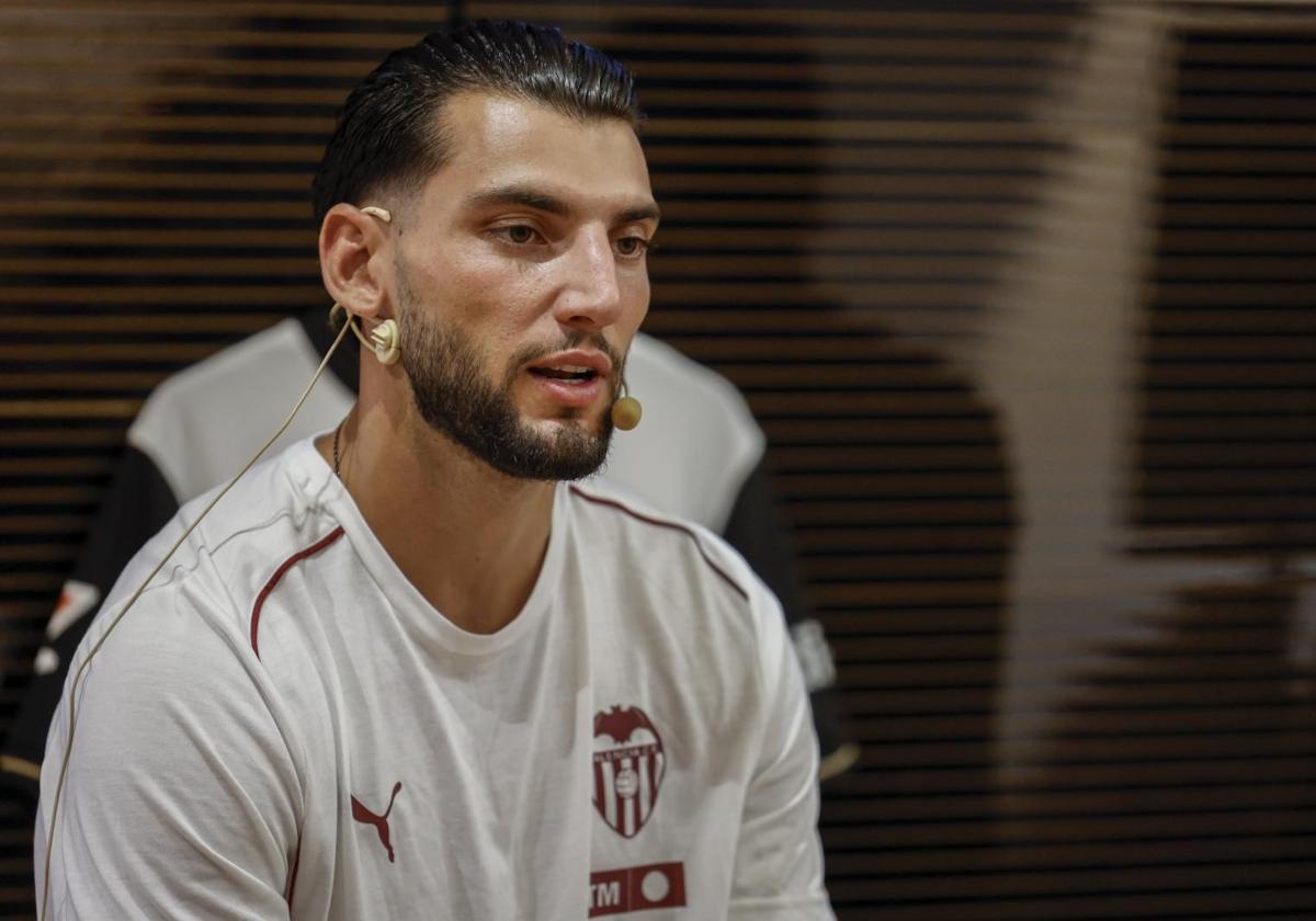 Rafa Mir, en su presentación con el Valencia.