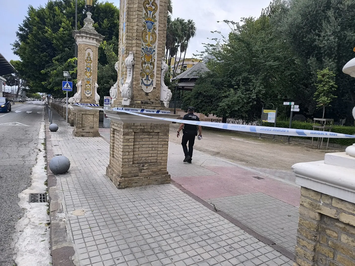 La lluvia y el viento provocan cortes de calles y el cierre de parques en la Comunitat 