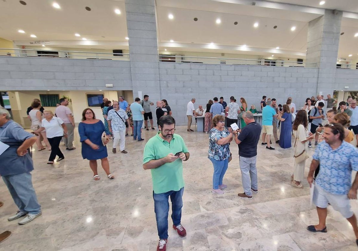 Imagen principal - Proceso de votación y celebración de la asamblea extraordinaria para elegir al jurado de falleras mayores de 2025.