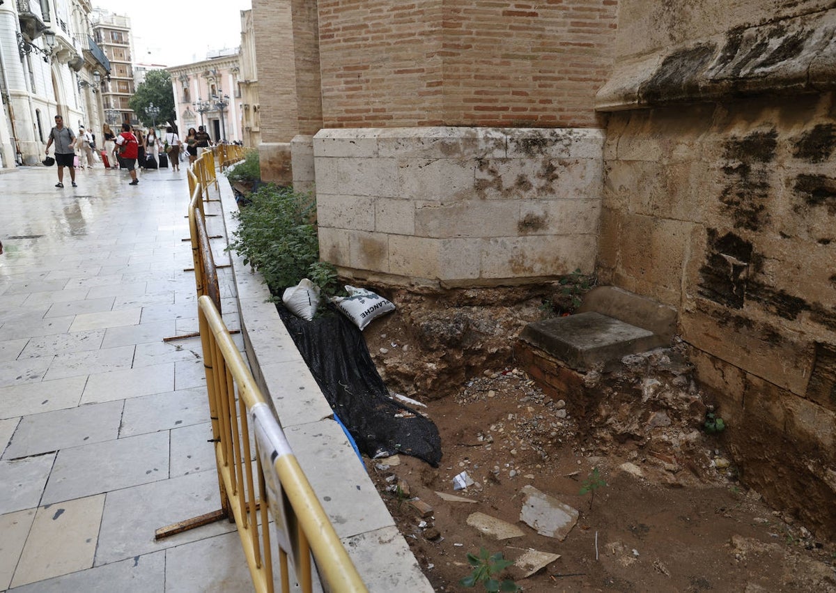 Imagen secundaria 1 - Detalles del estado del espacio anexo a la Catedral.