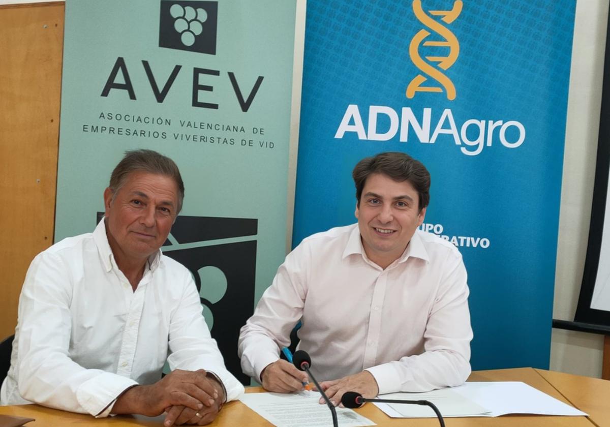 Román Egea y Eduardo Tejedor durante la firma del convenio.