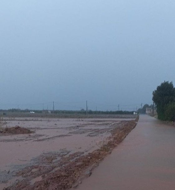 La lluvia corriendo por las calles y barrancos de Chiva.