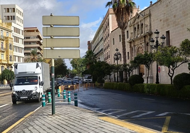 Acceso a la calle General Palanca por Tetuán cortada al tráfico.