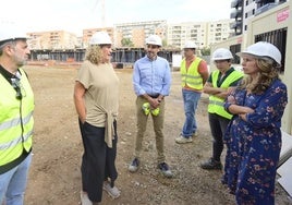 Climent, a la derecha de la imagen, durante la visita de obras.