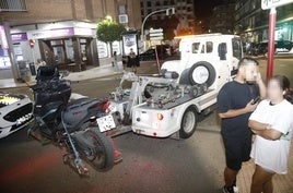 La moto utilizada por el asesino, que abandonó en una calle cercana al lugar del suceso.